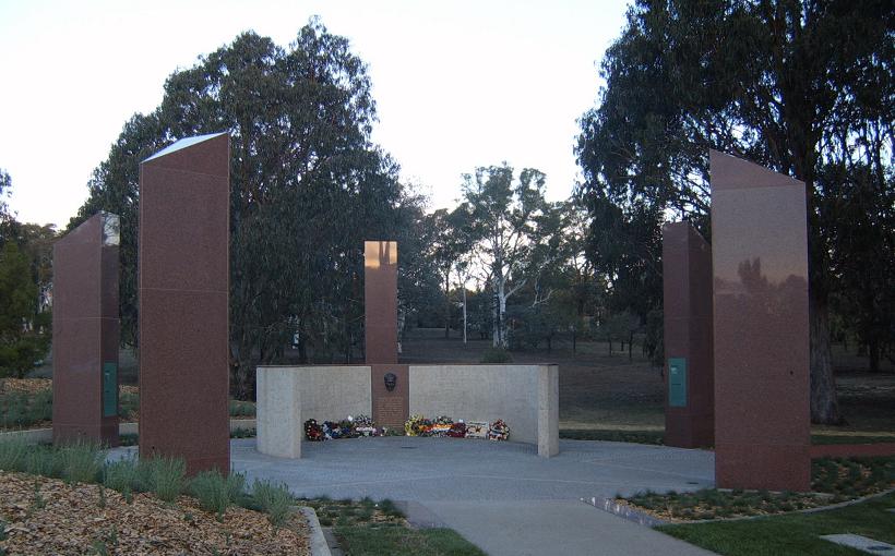 Kemal_Atat%C3%BCrk_Memorial_Canberra_2007.JPG